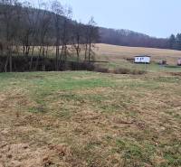 Baugrundstück in Sliač in Sampor, Blick auf die Wiesen- und Waldlandschaft.