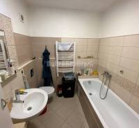 Badezimmer mit Badewanne, Waschbecken und Toilette in einer 4-Zimmer-Wohnung.