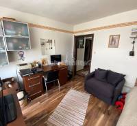 Ein Zimmer mit einem Schreibtisch, Holzboden, befindet sich in einer 4-Zimmer-Wohnung.