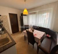 Küche in einer 4-Zimmer-Wohnung mit Essecke und ausziehbarem Sofa.