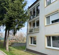 Ein Gebäude mit einer 4-Zimmer-Wohnung in der Sobôtka-Straße, Rimavská Sobota, umgeben von Grünflächen und Bäumen.