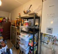 Úložný priestor v 4-izbovom byte s policami, nádobami a kúrením.

Speicherplatz in einer 4-Zimmer-Wohnung mit Regalen, Behältern und Heizung.