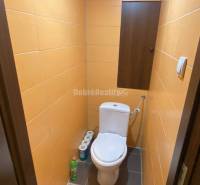 Badezimmer mit gelben Fliesen in einer 4-Zimmer-Wohnung.