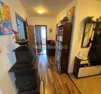 Interieur einer 4-Zimmer-Wohnung mit Holzboden, Bibliothek und Dekorationen.