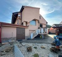 Einfamilienhaus in Dvorníky mit Terrasse, Garten und Garage im Hof.