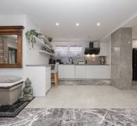 Küche in einem Einfamilienhaus mit Dekorationen, Küchenzeile und Sitzgelegenheit.