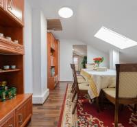 Esszimmer in einem Einfamilienhaus mit Holzmöbeln und einem Boden mit Holzdekor.