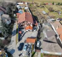 Ein Einfamilienhaus in Dvorníky mit einem großen Hof und einem Pool auf dem Grundstück.