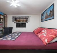 Schlafzimmer mit Doppelbett, Kleiderschränken und Dekorationen in einem Einfamilienhaus.