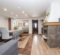 Wohnzimmer in einem Einfamilienhaus mit Holzboden und Kamin.