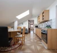 Küche in einem Einfamilienhaus mit Esstisch, Boden mit Holzdekor.