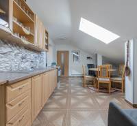 Küche in einem Einfamilienhaus mit Holzboden und einem Dachfenster im Satteldach.