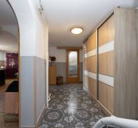 Flur mit Fliesen, Einbauschrank und Rundbogen im Einfamilienhaus.