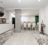 Küche und Esszimmer mit Stühlen im Einfamilienhaus; Steinboden und traditionelles Spinnrad.