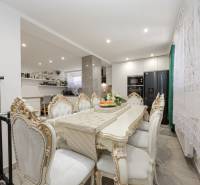 Esstisch und Stühle in einem Einfamilienhaus mit reich verziertem Design.