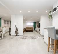 Innenraum eines Einfamilienhauses mit Essbereich, Wohnbereich und Holzboden.