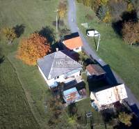 Ein Einfamilienhaus in Malá Lehota, umgeben von Grünflächen und einer Zufahrtsstraße.