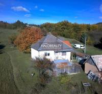 Ein Einfamilienhaus in der ländlichen Umgebung von Malá Lehota, umgeben von grünen Wiesen und Natur.