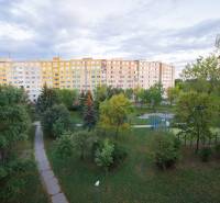 Ein großes Wohnhaus umgeben von Bäumen und gepflegten Gehwegen in der Krakowská in Košice.