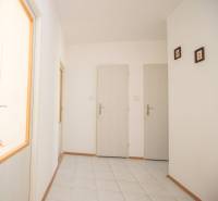 Flur mit hellen Wänden und weißen Türen in einer 4-Zimmer-Wohnung.