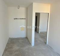 Ein leerer Raum in Renovierung in einer 2-Zimmer-Wohnung hat ein Schlafzimmer mit begehbarem Kleiderschrank.