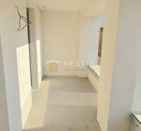Offener Balkon und geräumige 2-Zimmer-Wohnung mit sonnigem Ausblick, HESTIA Reality.