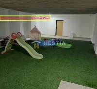 Kinderecke mit Kunstrasen, Rutsche und Zelt in einer 2-Zimmer-Wohnung.