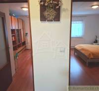 Innenraum eines Einfamilienhauses mit Holzboden, Schlafzimmer und Stauraum.