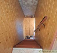 Innenraum eines Einfamilienhauses mit Holzverkleidung an den Wänden und einer Treppe mit Holzdekor.