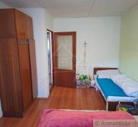 Kinderzimmer in einem Einfamilienhaus mit Holzboden und Spielzeug.