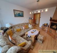 Wohnzimmer in einem Einfamilienhaus mit besticktem Sofa, Erkerfenster, gemütliches Interieur.