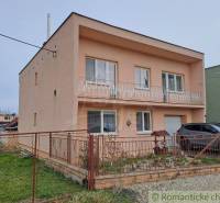 Einfamilienhaus in Veľké Ripňany mit Balkon und gepflegtem Hof.