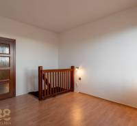 Innenraum einer Wohnung mit 5 oder mehr Zimmern mit Holzboden und Treppe.