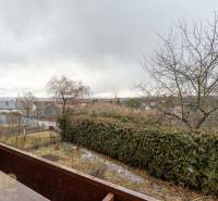 Blick aus einer 5-Zimmer-Wohnung oder größer in Stará Lesná auf den Garten und die umliegenden Häuser.