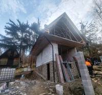 Hütte auf dem Zajačia Debra in Holčíkovce, umgeben von Wäldern, im Bau befindlich.