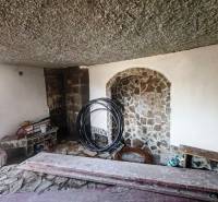 Steininterieur mit Holzboden in einer Hütte.