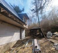 Ein Haus in der Straße Zajačia debra in Holčíkovce mit einem Holzpavillon, umgeben von Natur.