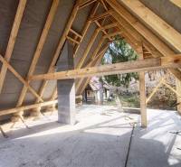 Interieur der Hütte mit Dachkonstruktion und Blick auf die äußere Natur.