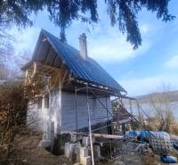 Hütte in Holčíkovce auf dem Hasenhang mit Blick auf den See und die umliegende Natur.