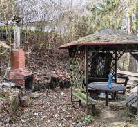 Garten mit Pavillon und gemauertem Grill bei der Hütte in Zajačia Debra in Holčíkovce.