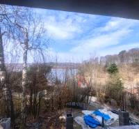 Blick auf den See von der Hütte auf dem Hasenhang in Holčíkovce, umgeben von Wald.