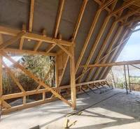 Ein im Bau befindliches Ferienhaus mit Holzkonstruktion auf dem Zajačia Debra in Holčíkovce, mit Blick auf den Fluss.