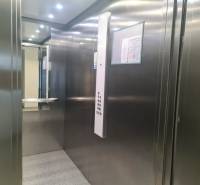 Metallaufzugskabine mit Beleuchtung und Spiegel in einer 3-Zimmer-Wohnung.