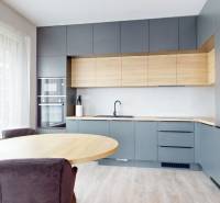 Küche in einer 3-Zimmer-Wohnung mit Holzelementen und großen Fenstern.