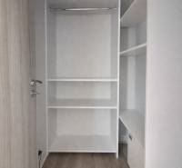 Einbauschrank in einer 3-Zimmer-Wohnung mit Holzboden.