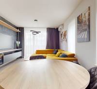Wohnzimmer mit Ecksofa und Fernseher, Holzboden, 3-Zimmer-Wohnung.