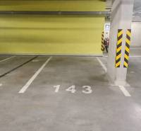 Parkplatz mit Markierung in der Tiefgarage in der Zuzany Chalupovej Straße, Bratislava - Petržalka.