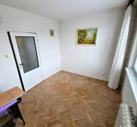 Ein Zimmer in einer 3-Zimmer-Wohnung mit einem Boden in Holzoptik und einem Bild an der Wand.