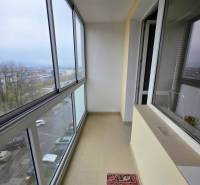 Ein verglaster Balkon mit Blick auf die Užhorodská-Straße, eine 3-Zimmer-Wohnung in Košice.