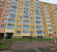 Wohngebäude in der Užhorodská-Straße in Košice - Stadtteil Juh mit verglasten Balkonen.